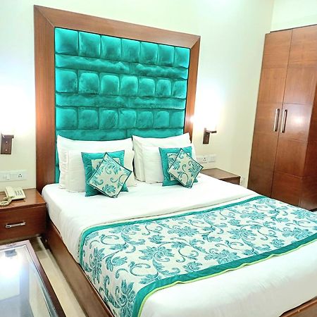 Siris 18 Hotel Gurgaon Bagian luar foto