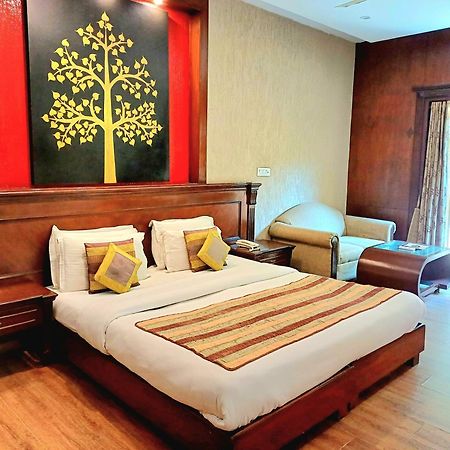 Siris 18 Hotel Gurgaon Bagian luar foto