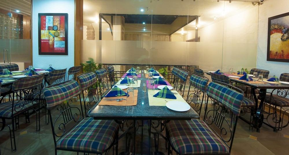 Siris 18 Hotel Gurgaon Bagian luar foto