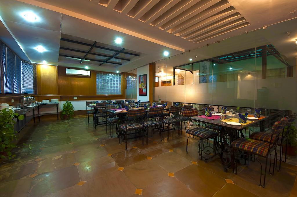 Siris 18 Hotel Gurgaon Bagian luar foto