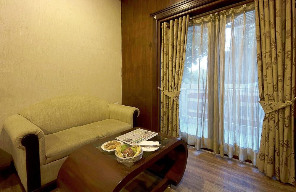 Siris 18 Hotel Gurgaon Bagian luar foto