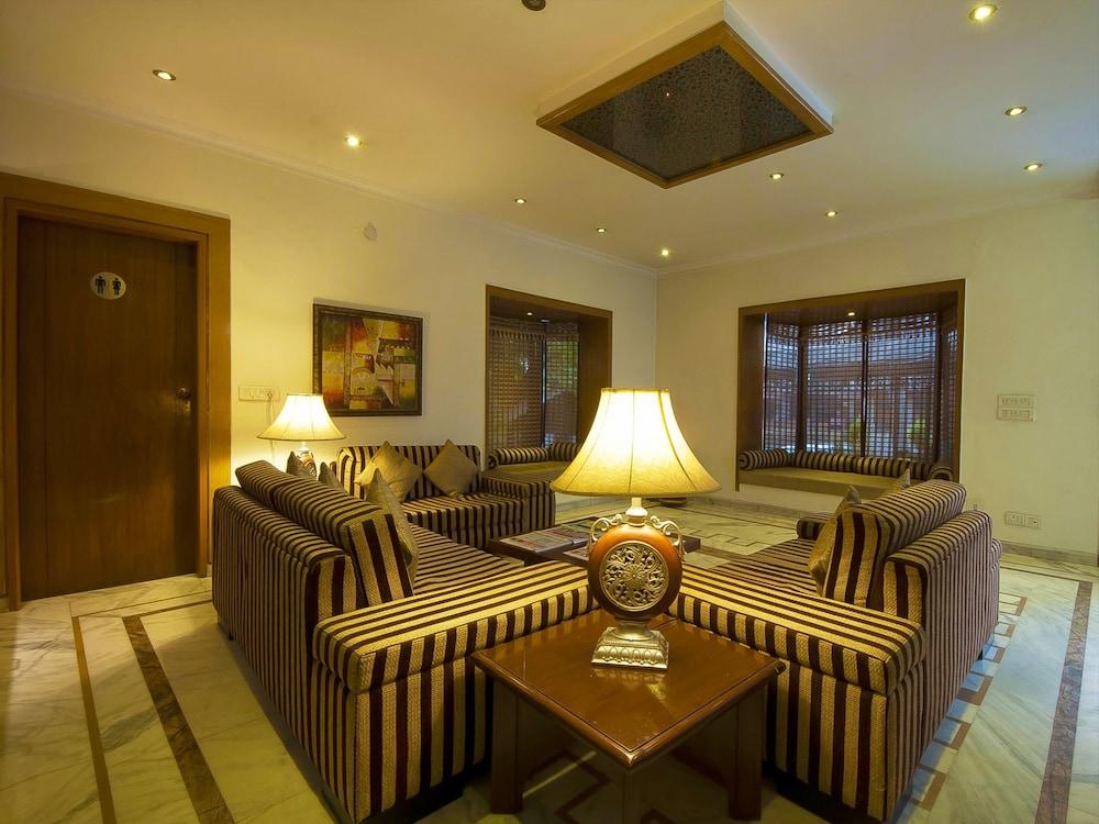 Siris 18 Hotel Gurgaon Bagian luar foto