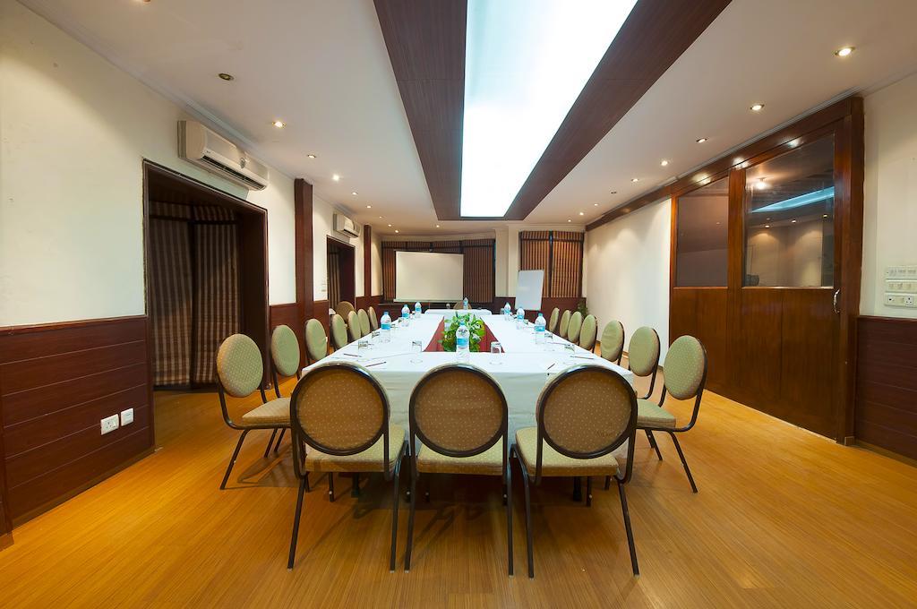 Siris 18 Hotel Gurgaon Bagian luar foto