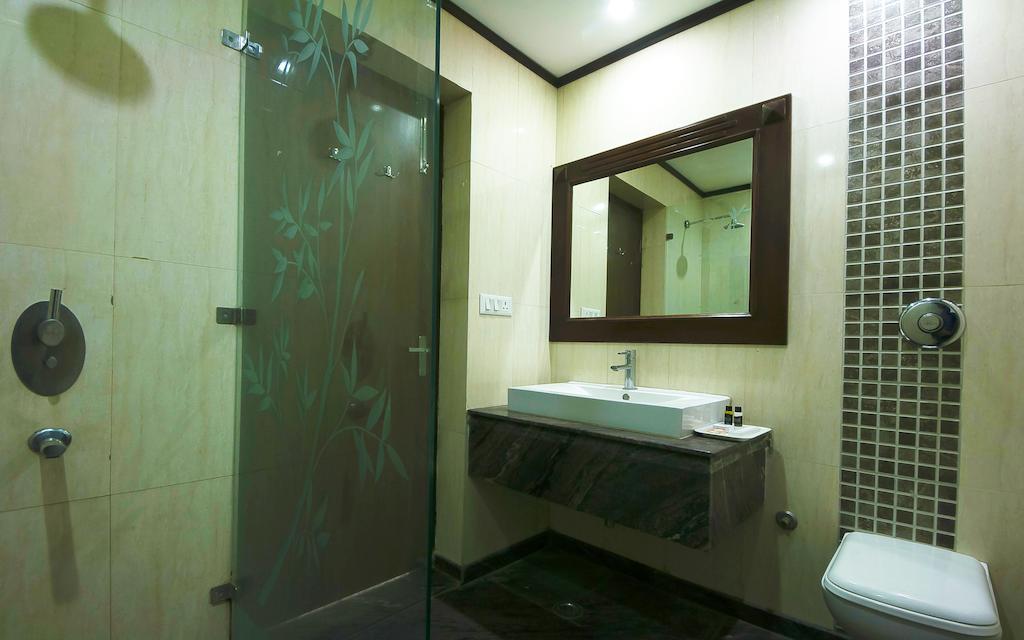 Siris 18 Hotel Gurgaon Bagian luar foto
