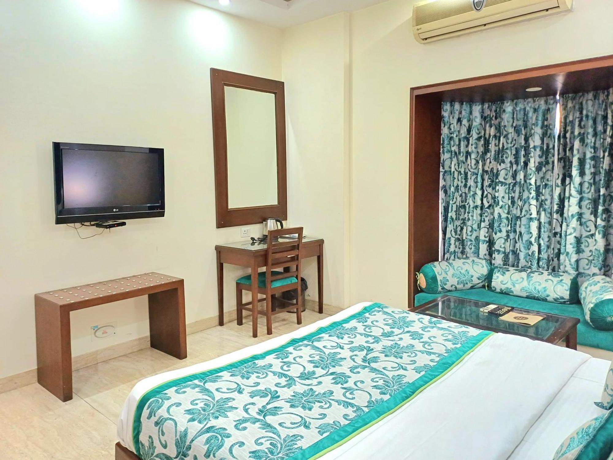Siris 18 Hotel Gurgaon Bagian luar foto