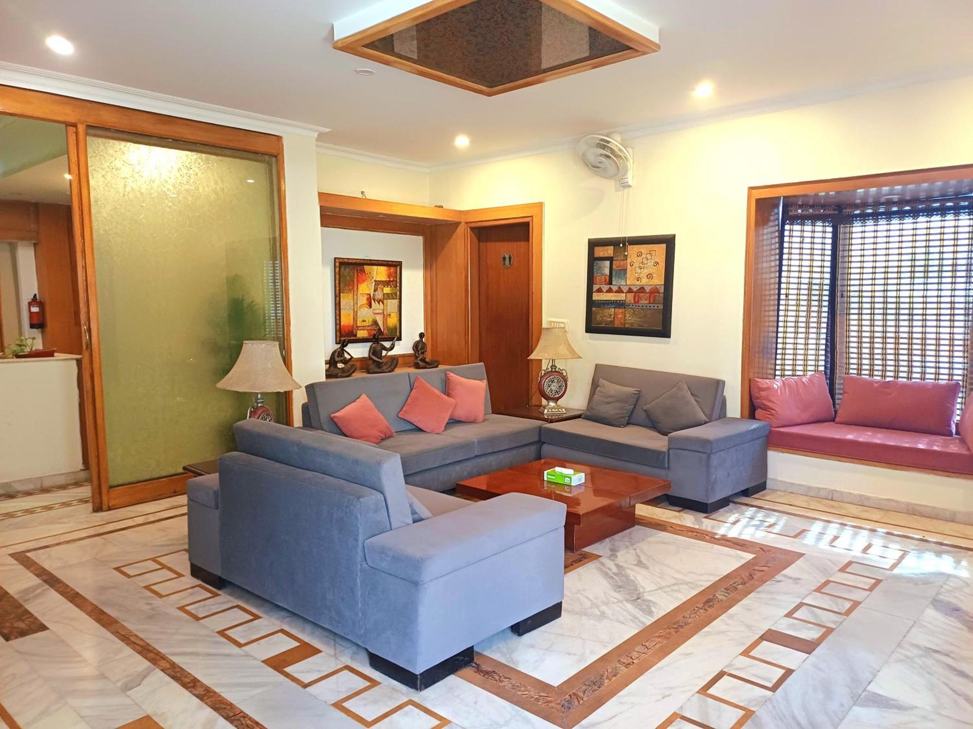 Siris 18 Hotel Gurgaon Bagian luar foto