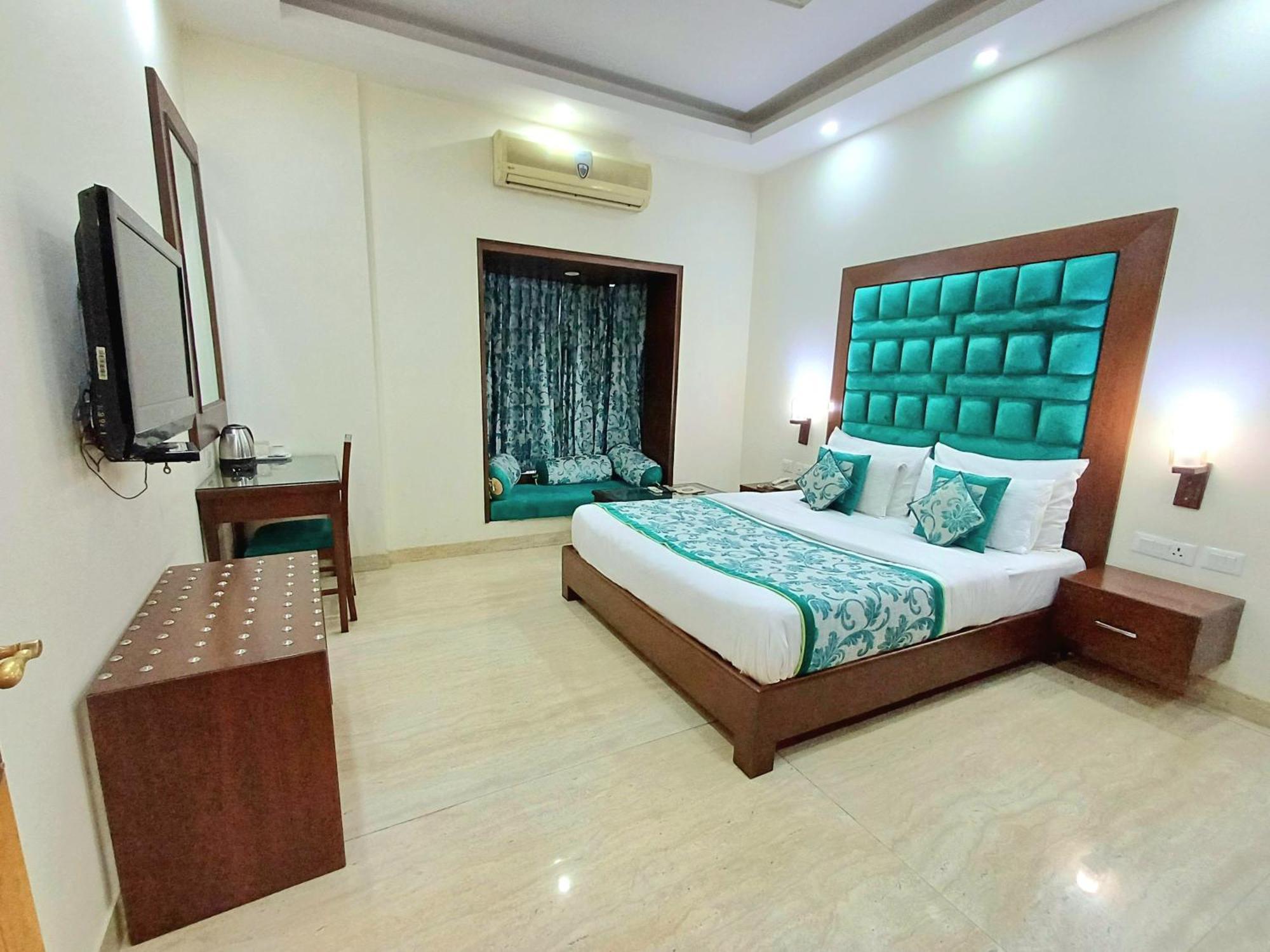 Siris 18 Hotel Gurgaon Bagian luar foto