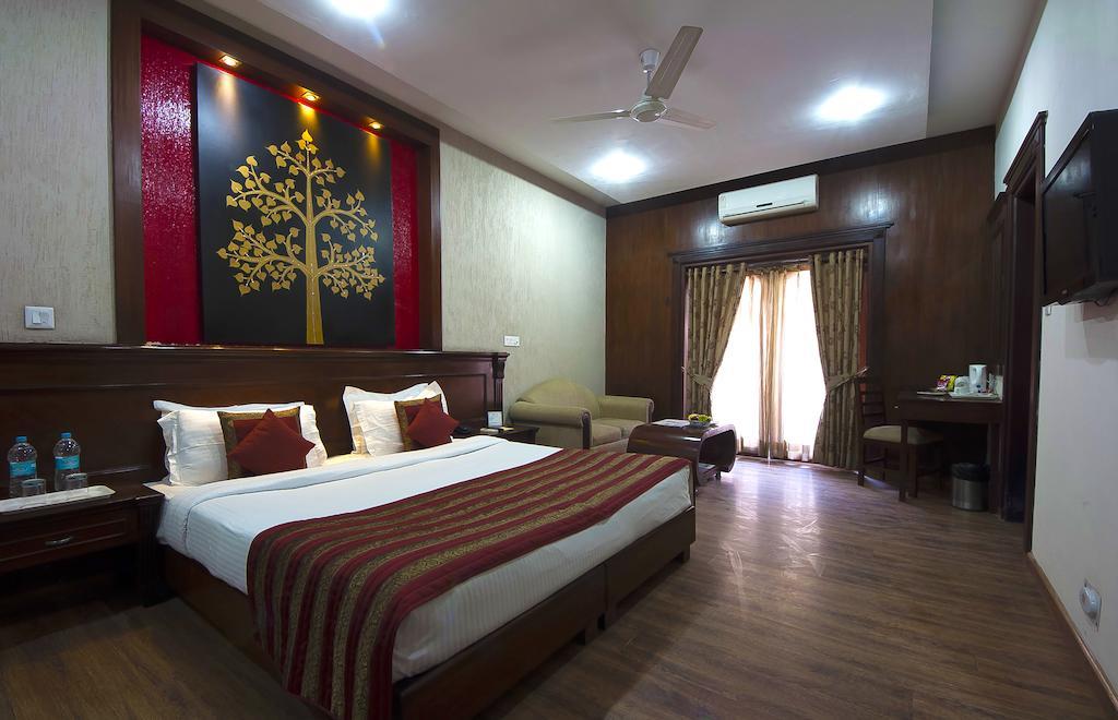 Siris 18 Hotel Gurgaon Bagian luar foto
