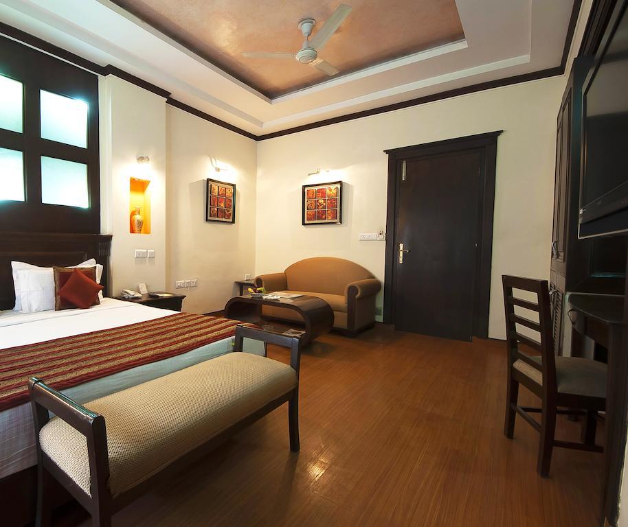 Siris 18 Hotel Gurgaon Bagian luar foto