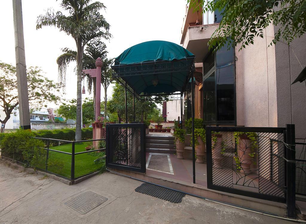 Siris 18 Hotel Gurgaon Bagian luar foto