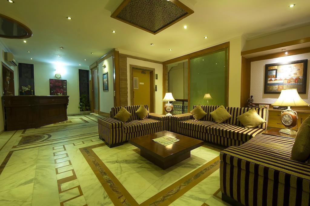 Siris 18 Hotel Gurgaon Bagian luar foto