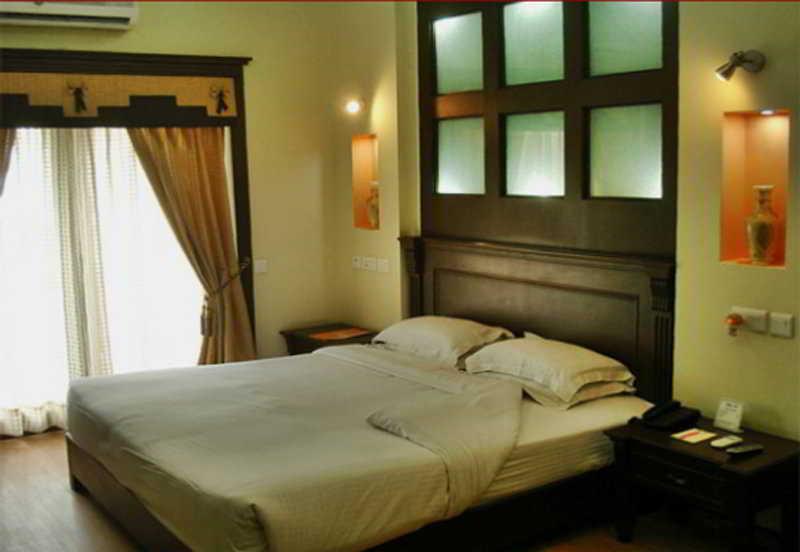 Siris 18 Hotel Gurgaon Bagian luar foto