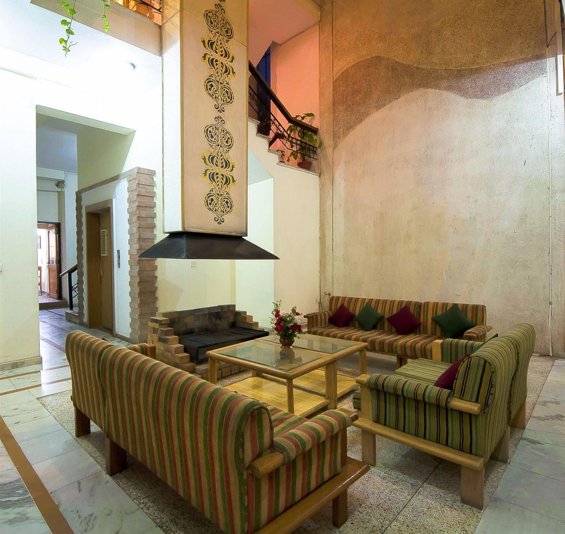 Siris 18 Hotel Gurgaon Bagian luar foto