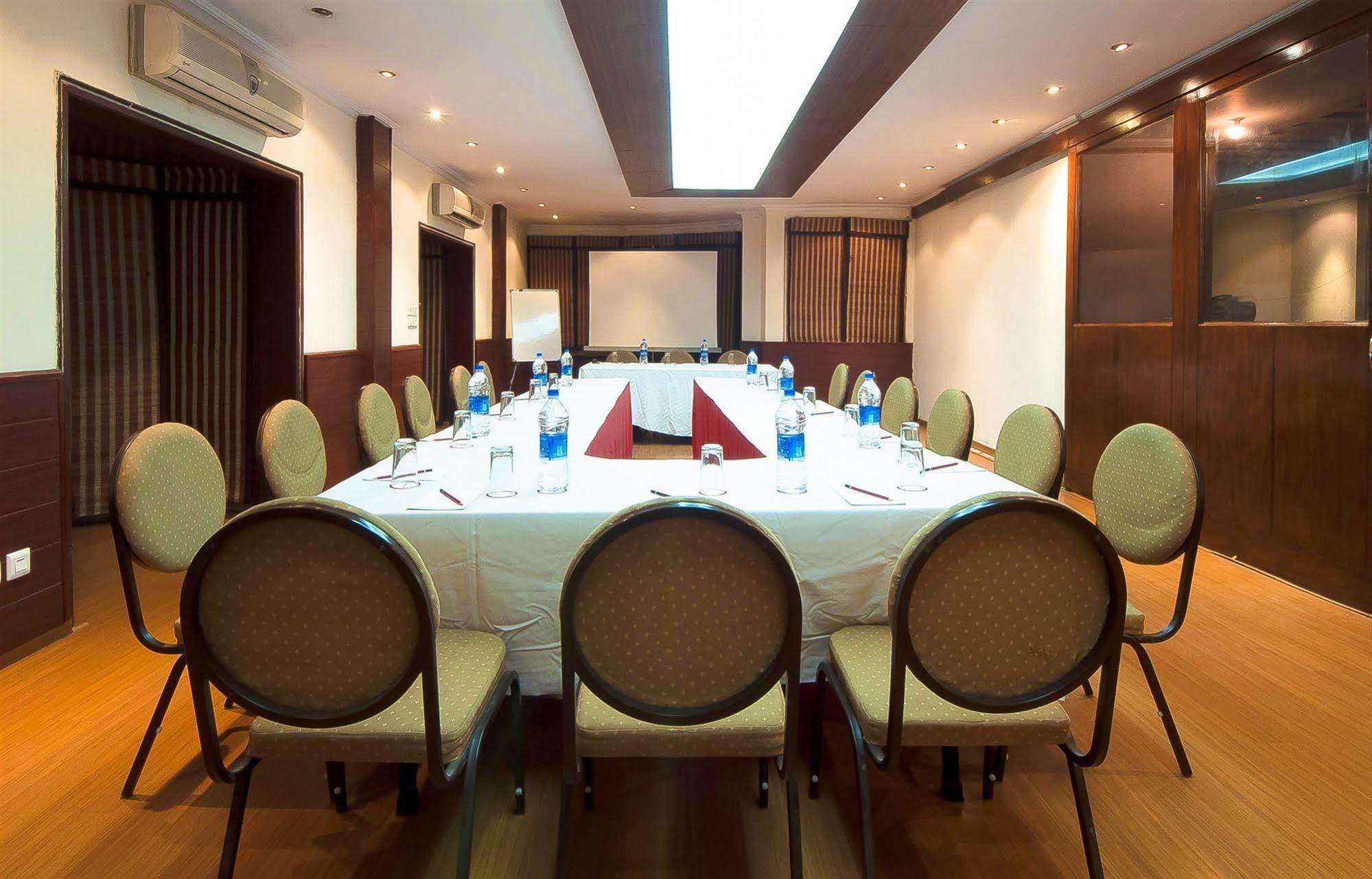 Siris 18 Hotel Gurgaon Bagian luar foto
