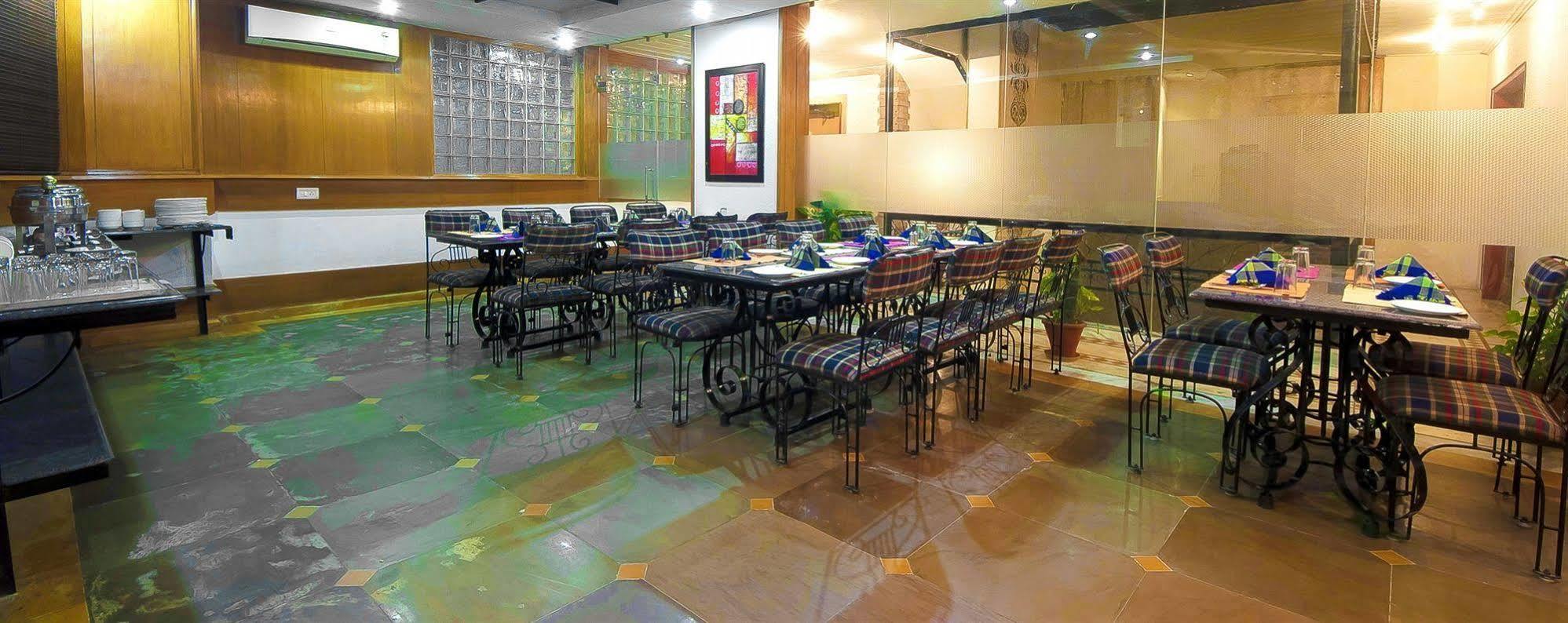 Siris 18 Hotel Gurgaon Bagian luar foto